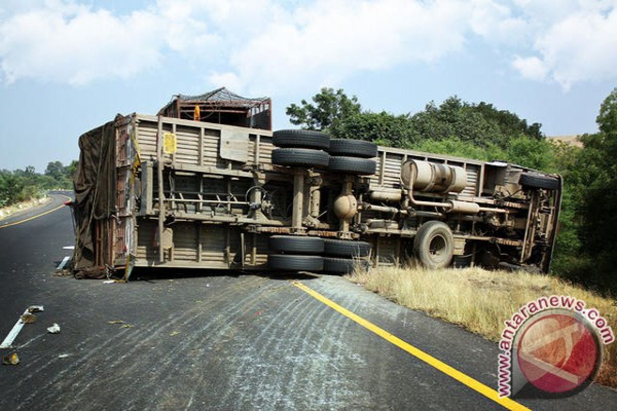 Bus Bhineka Terbalik di Tol Cikampek