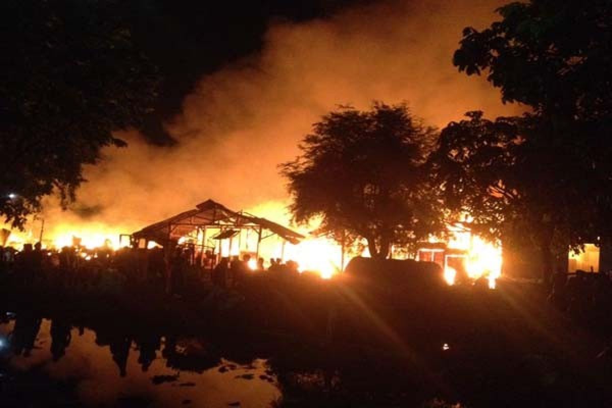 Labfor Olah TKP Kebakaran Pasar Waru Semarang