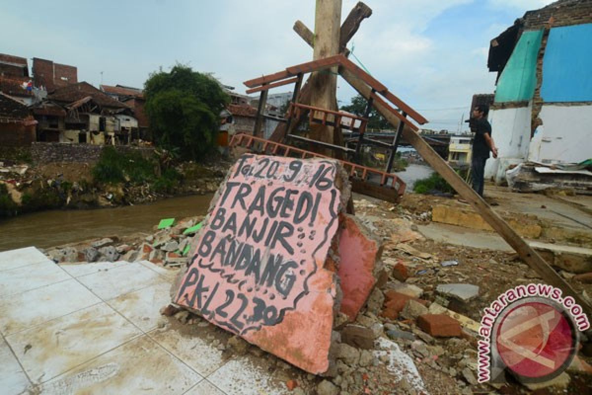 Korban banjir Garut jenuh tinggal di pengungsian