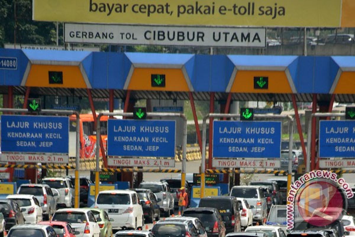 Arus kendaraan melalui Gerbang Tol Ciawi lengang