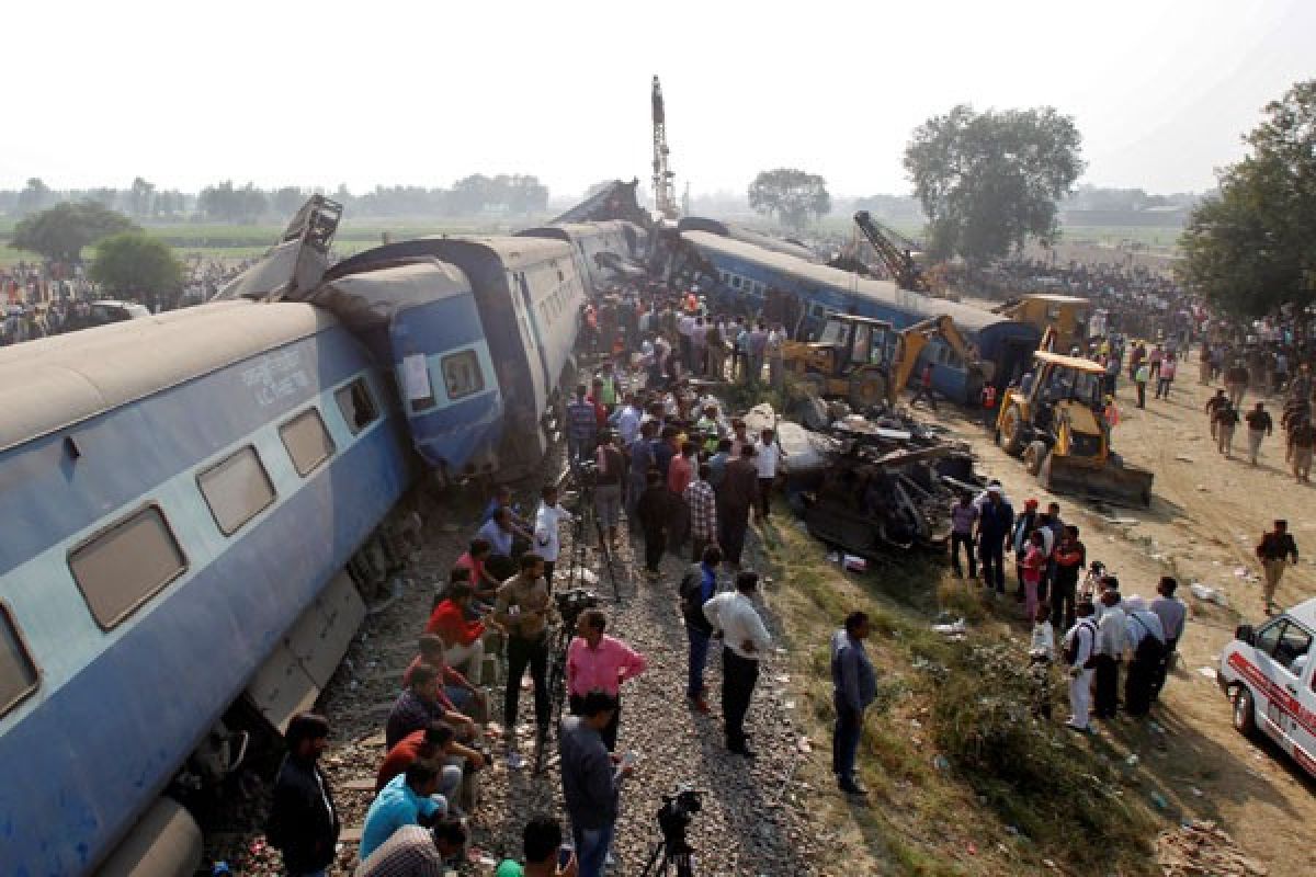 Kecelakaan kereta di India tewaskan 100 orang lebih