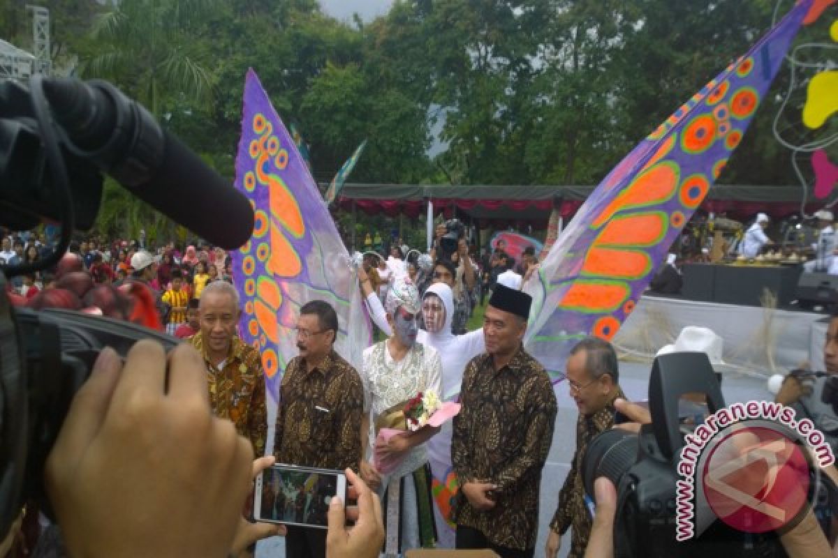 Tarian kolosal "Titari" pukau Mendikbud