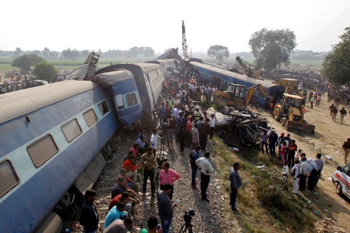 Kereta tergelincir di India Utara, dua orang tewas dan puluhan terluka