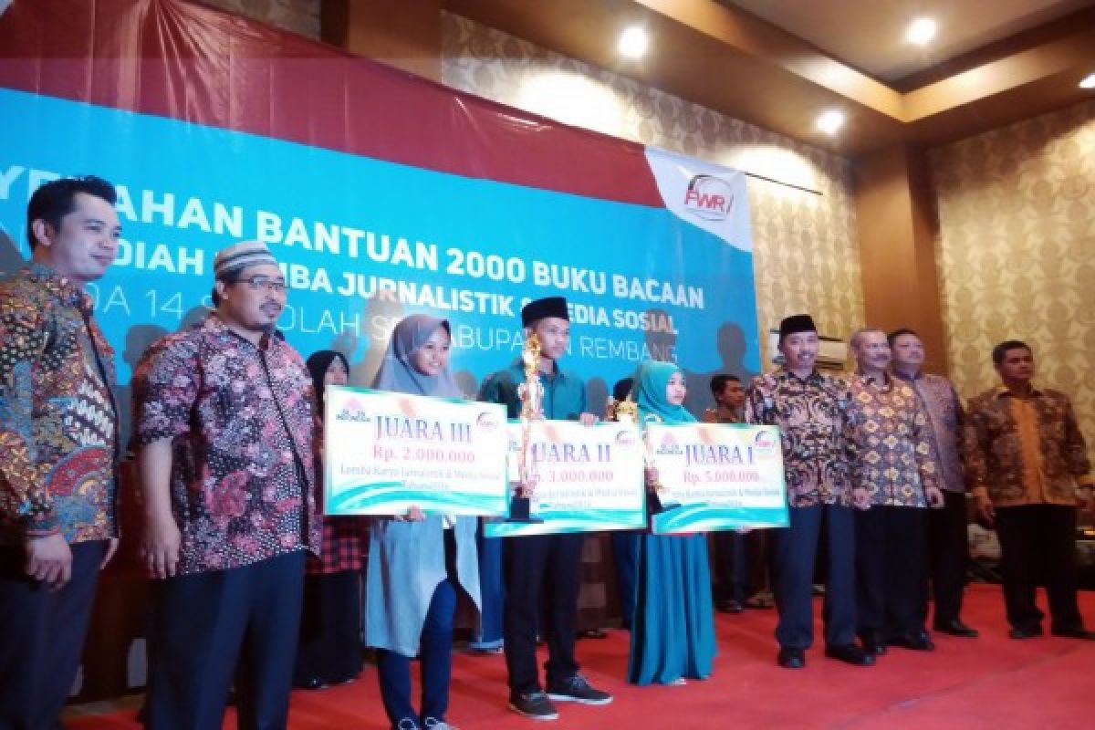 Semen Indonesia Berikan Bantuan 2.000 Buku Bacaan Untuk 14 Sekolah di Kabupaten Rembang