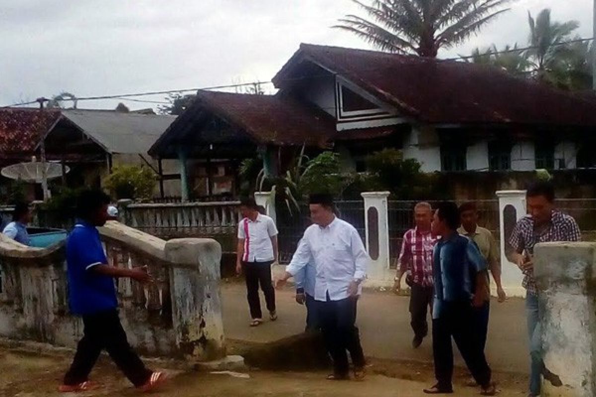 Pasangan Parosil-Mad Hasnurin Dirikan Posko Banjir 
