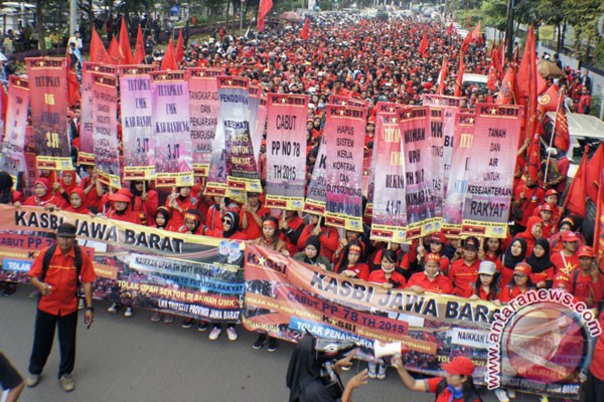 Ratusan buruh Jabar demonstrasi tolak PP 78 2015