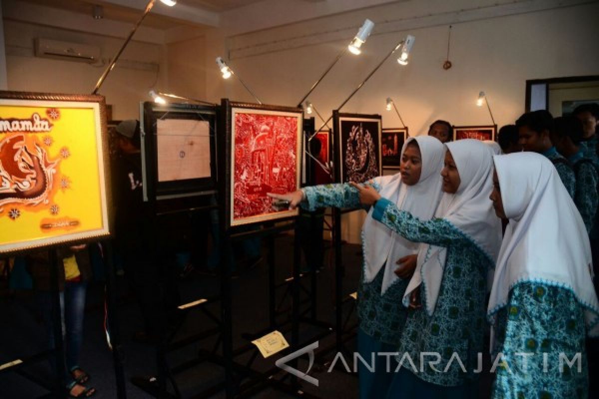 Puluhan Lukisan Batik Siswa SMA/SMK Surabaya Dipamerkan