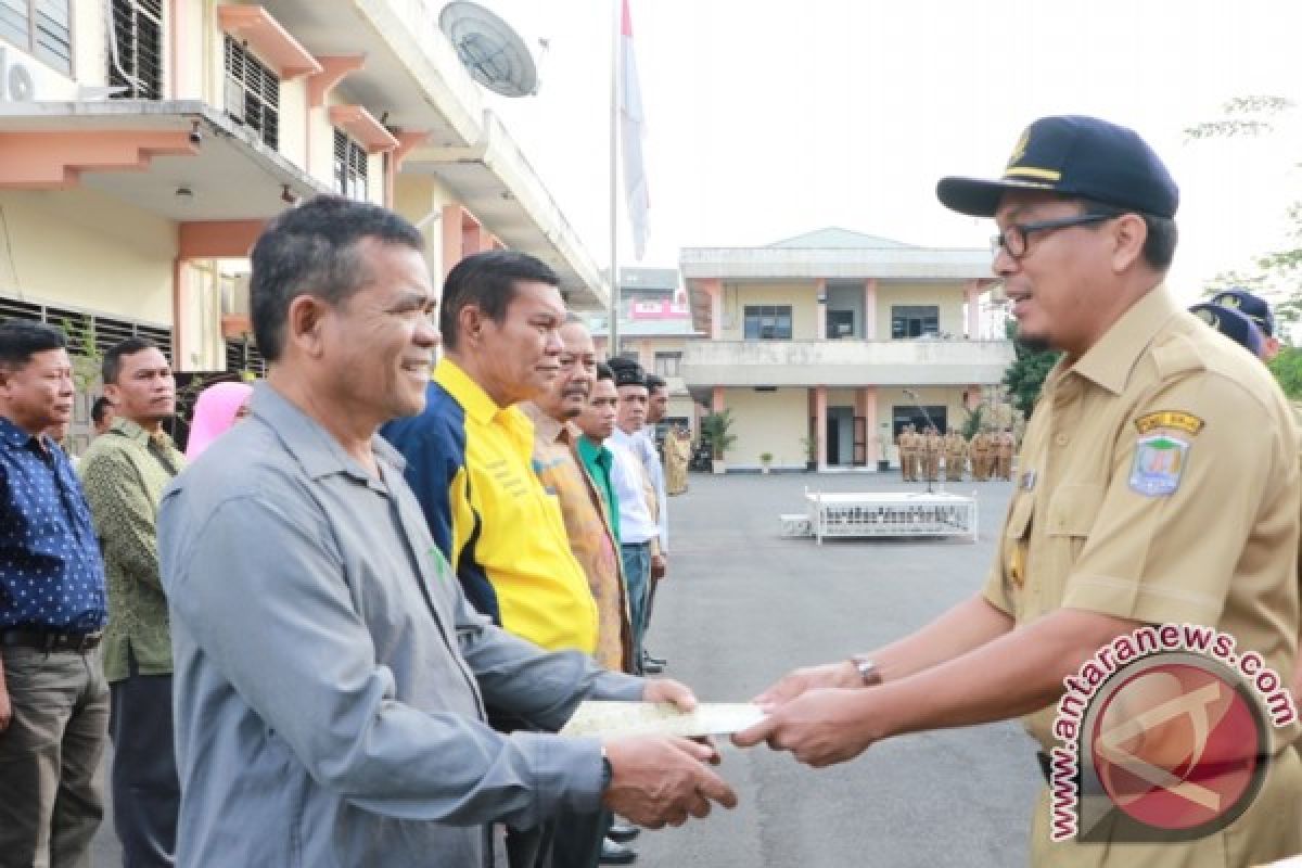 Wawako Binjai Serahkan Serifikat Kepada 50 UMKM