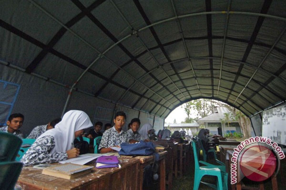 Siswa MTs Fathur Rahman belajar di tenda darurat