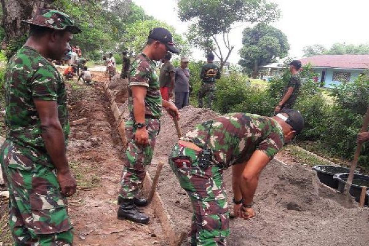 Koramil Bade bantu bangun jalan kampung