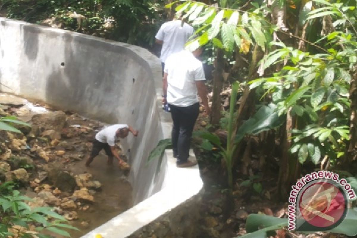 PU Diminta Bongkar Tembok Penahan Sungai Osala