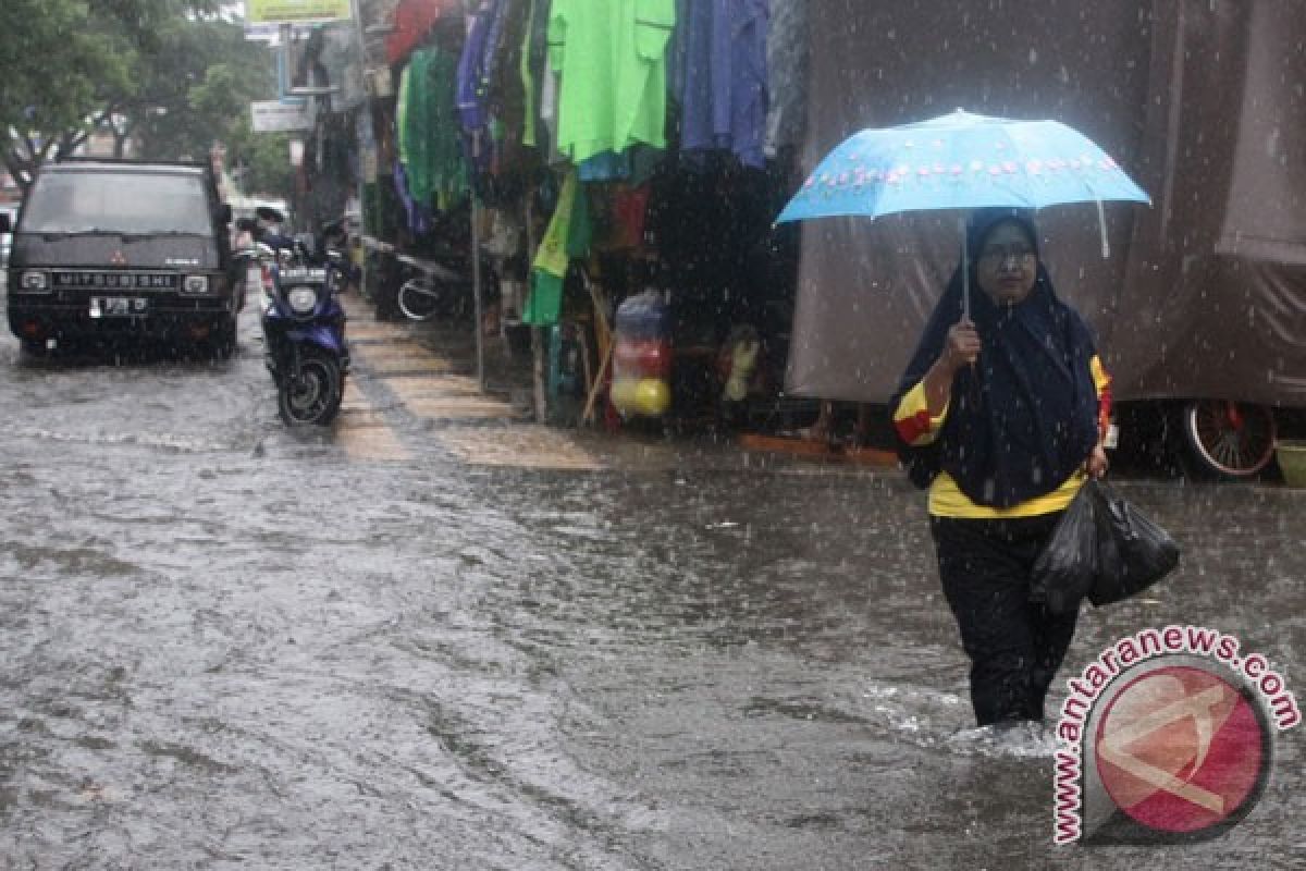 Hujan sejak kemarin picu banjir rendam ratusan rumah di Cilacap