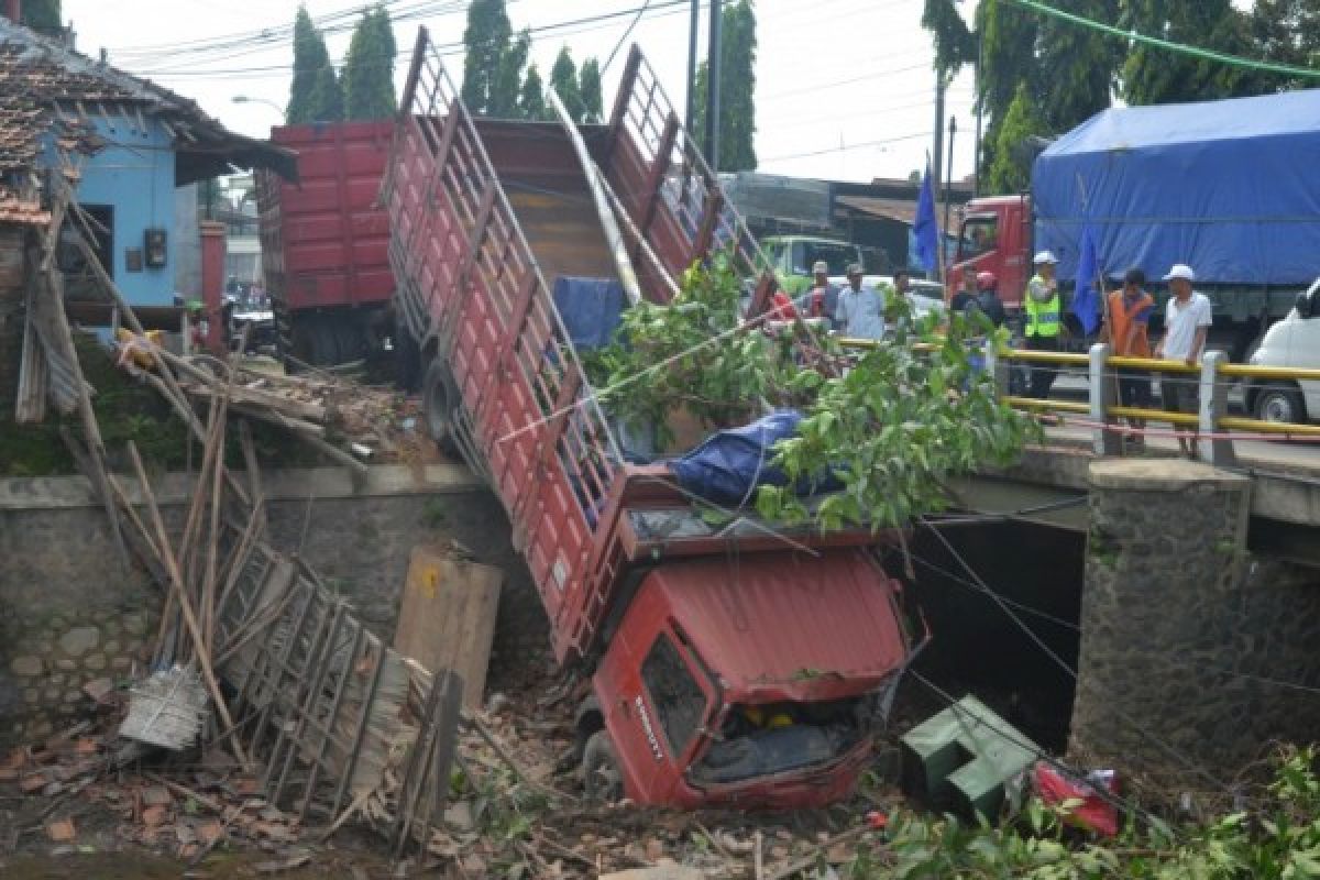 Sopir Ngantuk, Truk Gandeng Tabrak Kios di Kudus