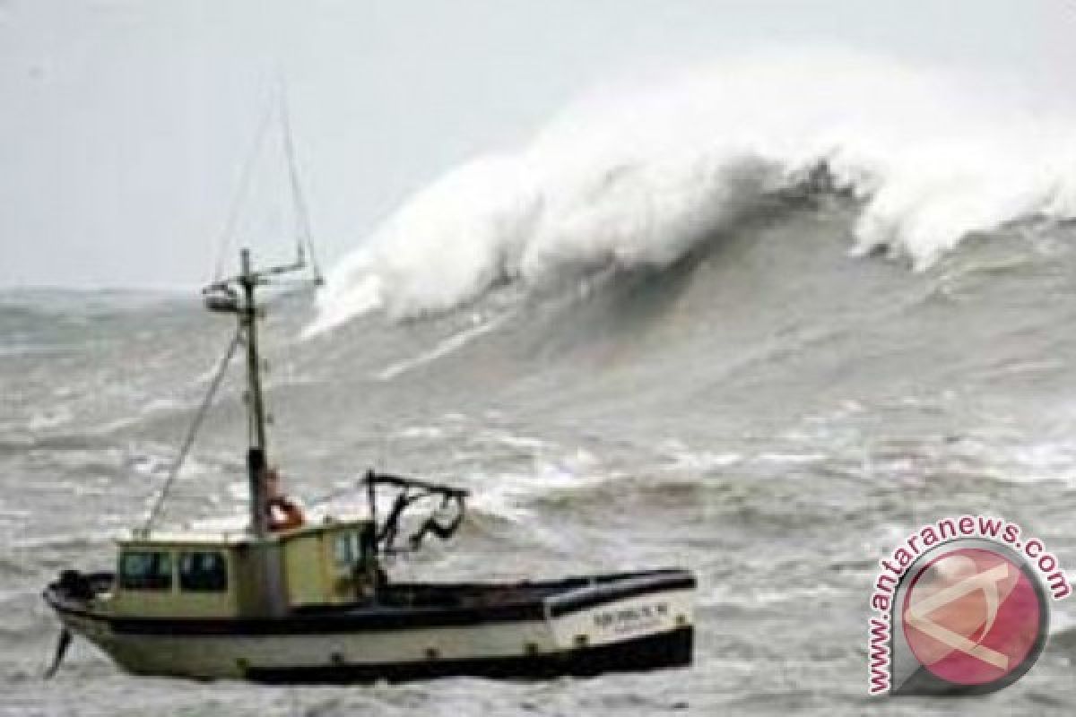 Tiga Kapal Feri  Dihadang Badai 