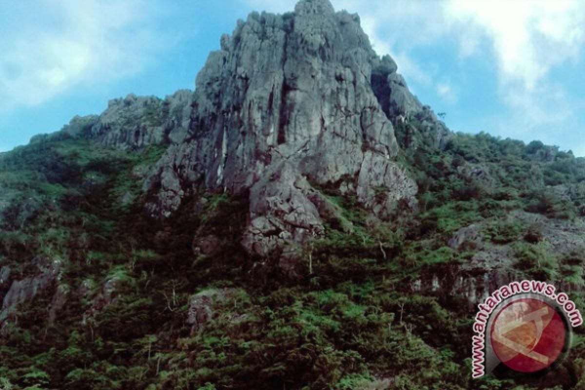 Tiga Gunung Batu Jadi Obyek Wisata Alam