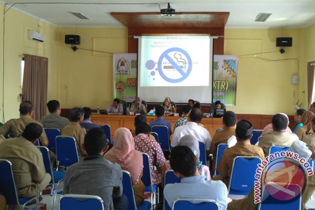 Kaum muda-Dinkes bahas bahaya rokok di Aceh Barat