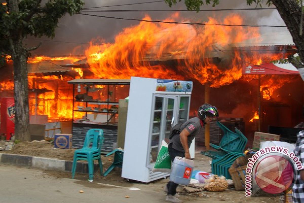 Bupati Aceh Tengah salurkan bantuan korban kebakaran