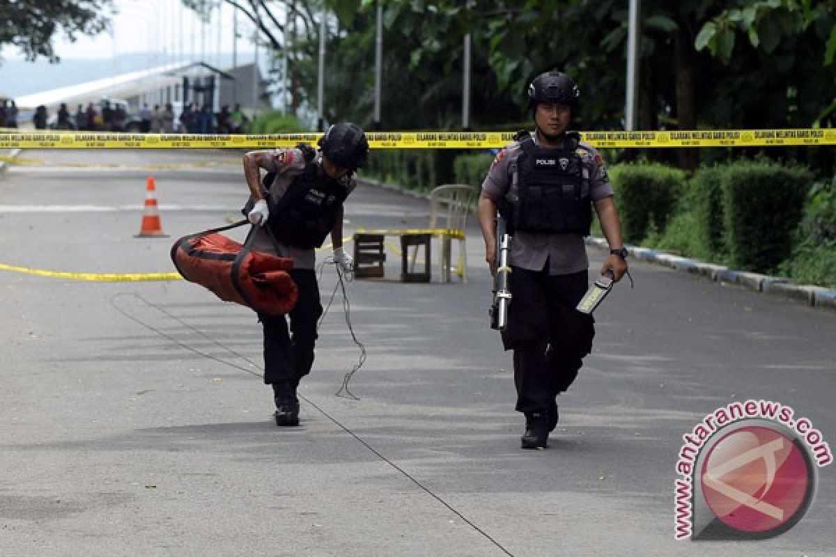 Polisi amankan tas diduga bom di Surabaya