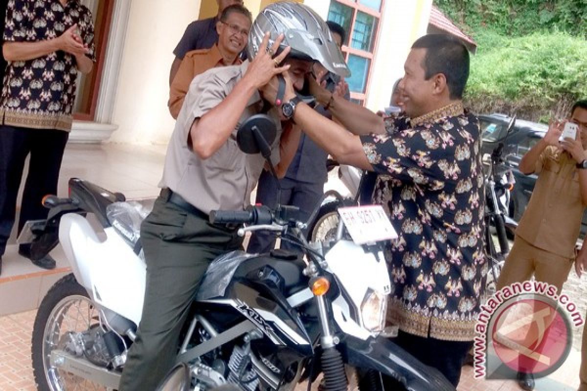  Bupati Tanjabtim serahkan bonus umroh untuk PPL