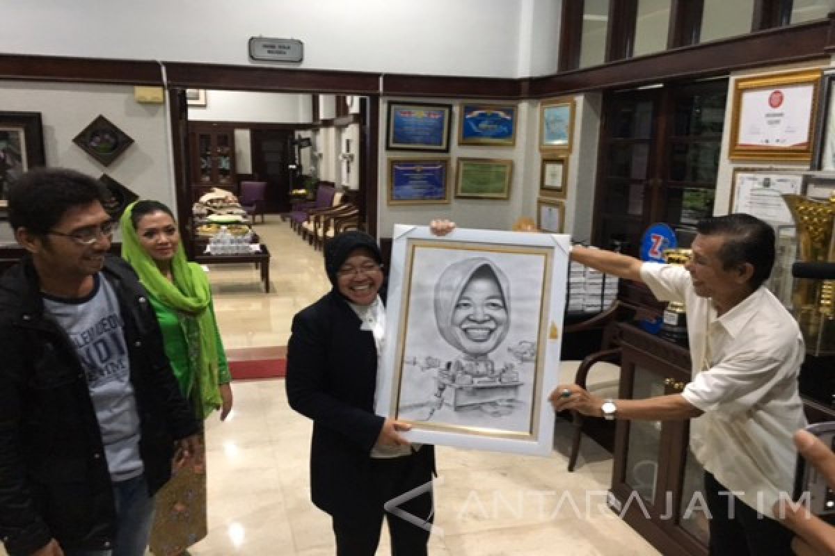 Wartawan Surabaya Beri Kado Ultah Lukisan Karikatur Risma (Video)