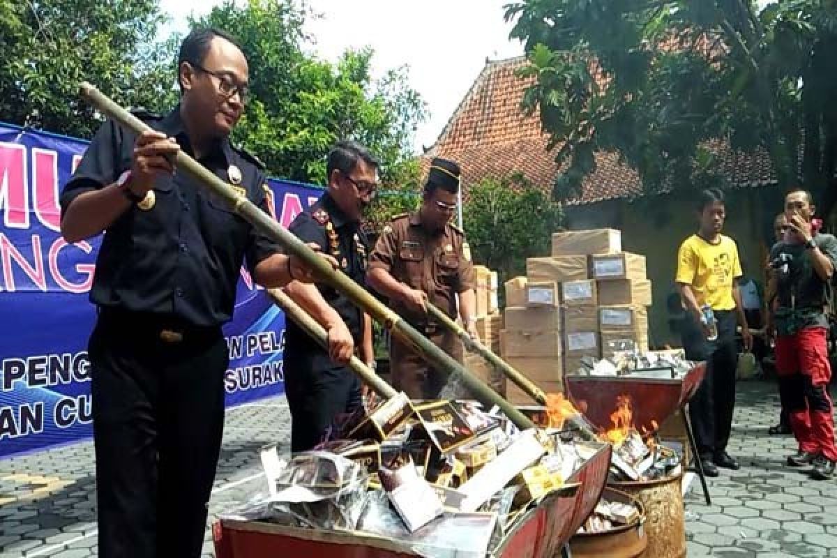 Bea Cukai Surakarta Musnahkan 33.860 Bungkus Rokok Ilegal