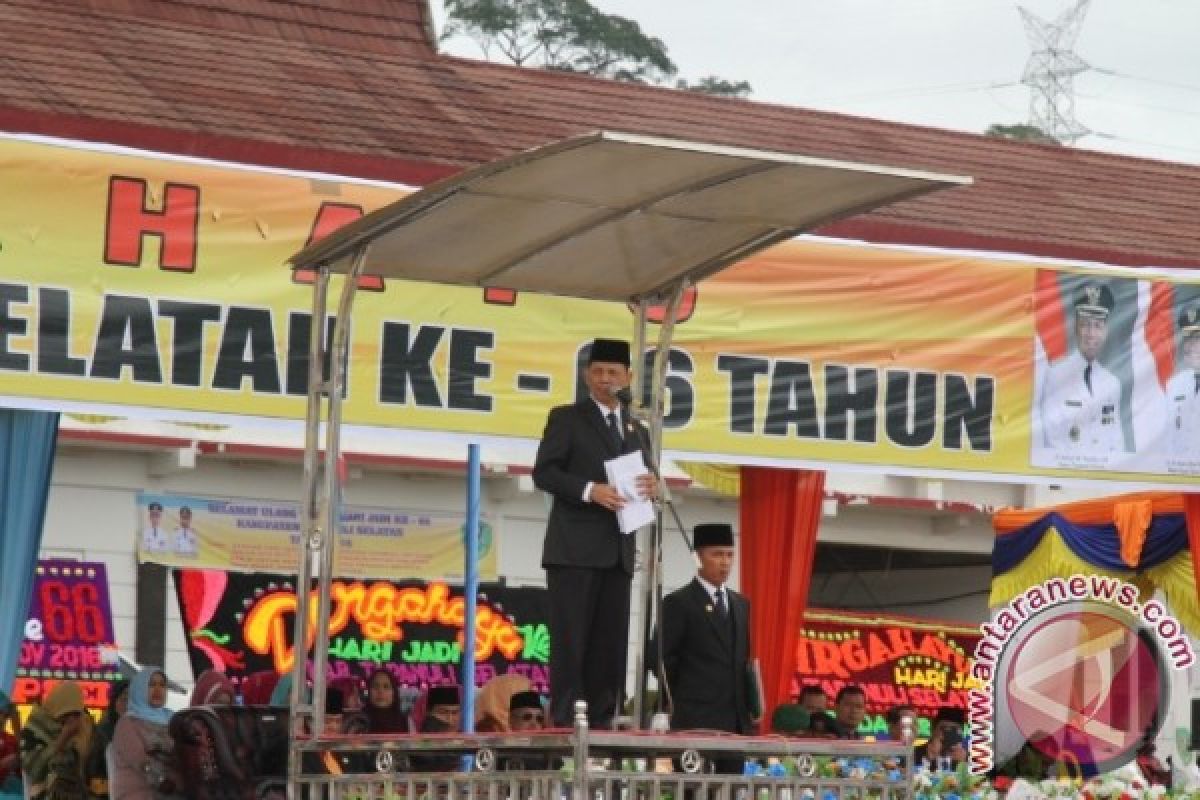 Bupati Pembina Upacara Puncak HUT Tapsel