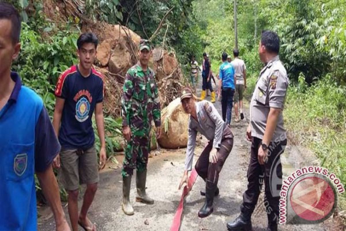 Jalan menuju Ogan Ulu Sumsel longsor 