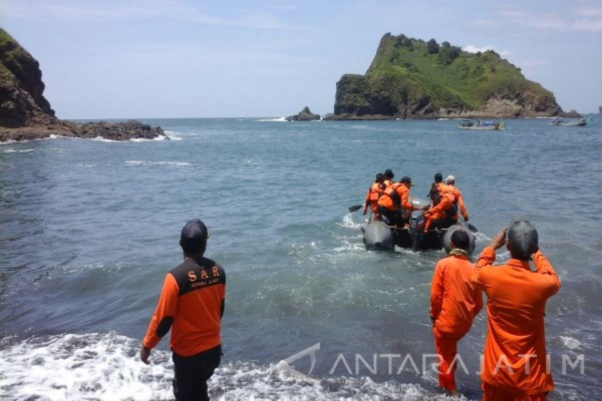 Tim SAR Jember Cari Wisatawan Hilang di Pantai Payangan 