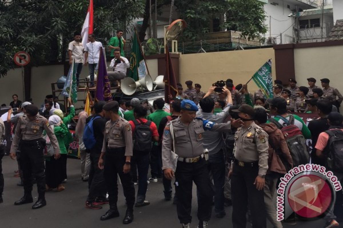Puluhan orang unjuk rasa di depan Kedubes Myanmar