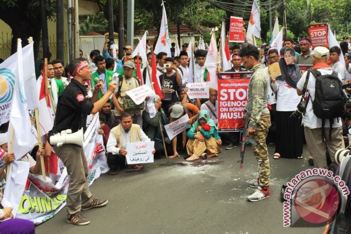 Demonstran peduli Rohingya gelar teatrikal di depan Kedubes Myanmar