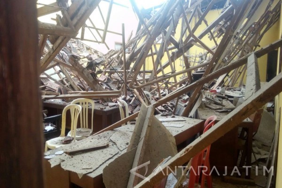 Atap Aula KUA Kencong di Jember Ambruk
