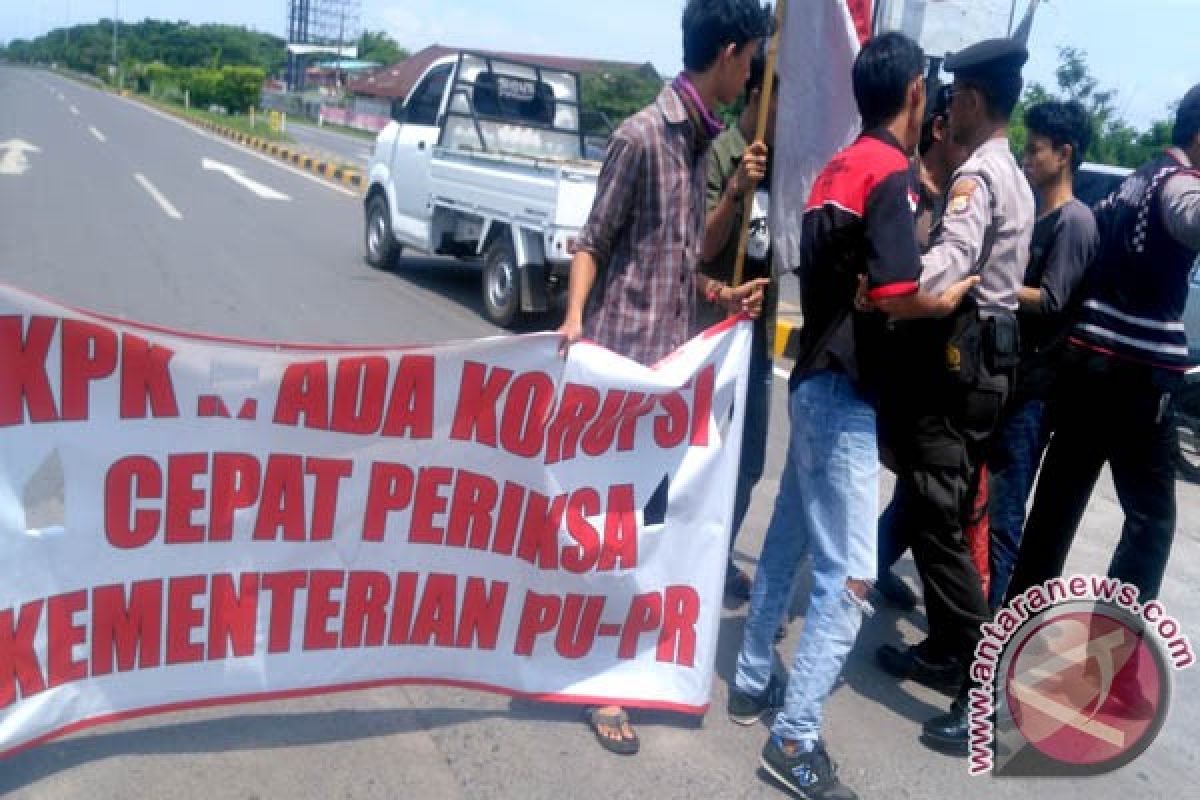 Aparat bubarkan paksa pendemo-jurnalis di Tol Reformasi