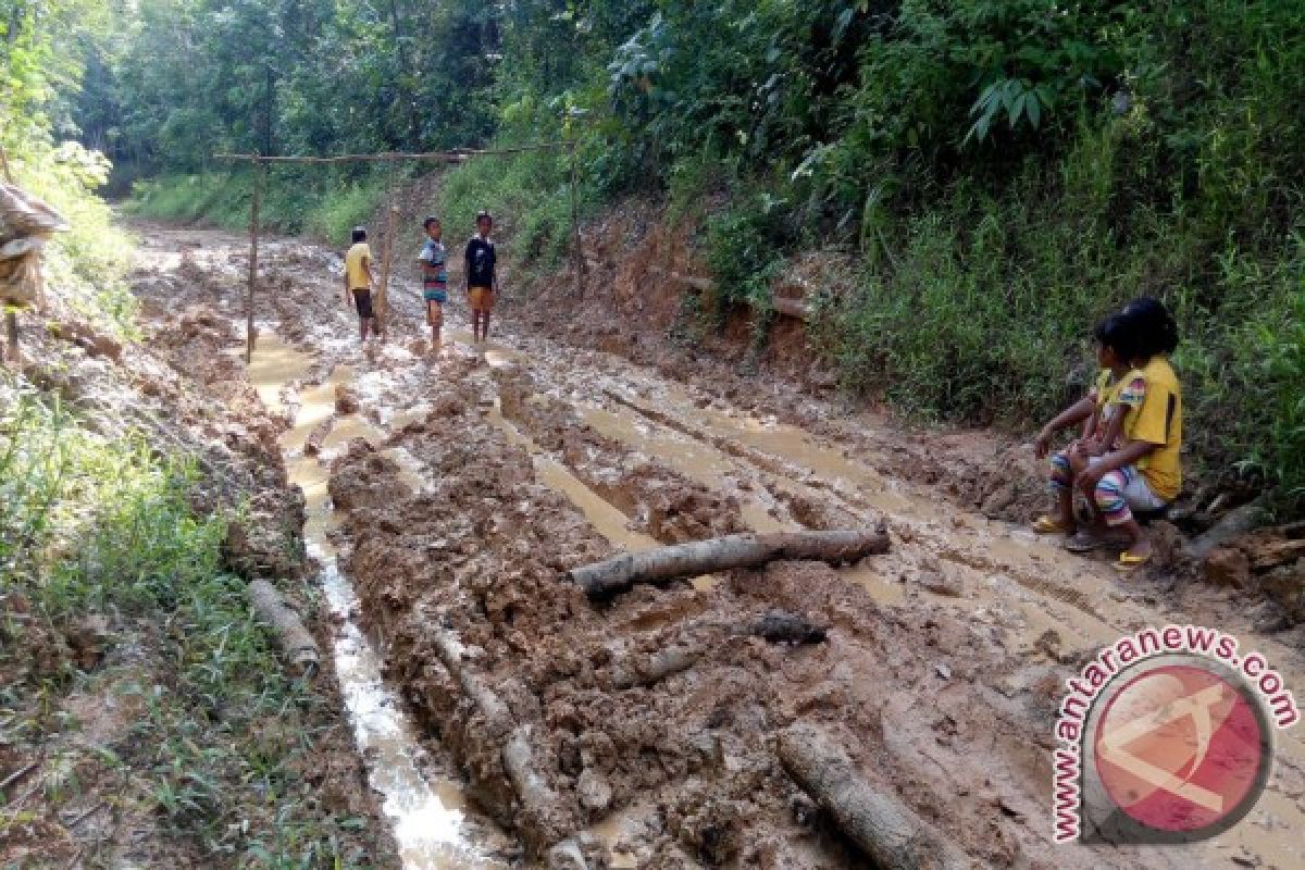 Jalan penghubung Desa Kedaton Kabupaten OKU rusak parah