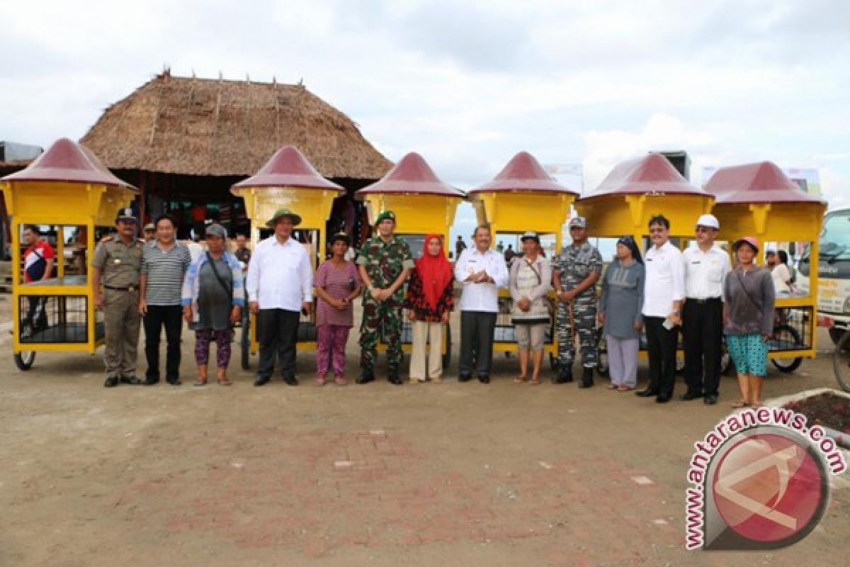 Pedagang Kelapa Muda Dapat Bantuan Gerobak