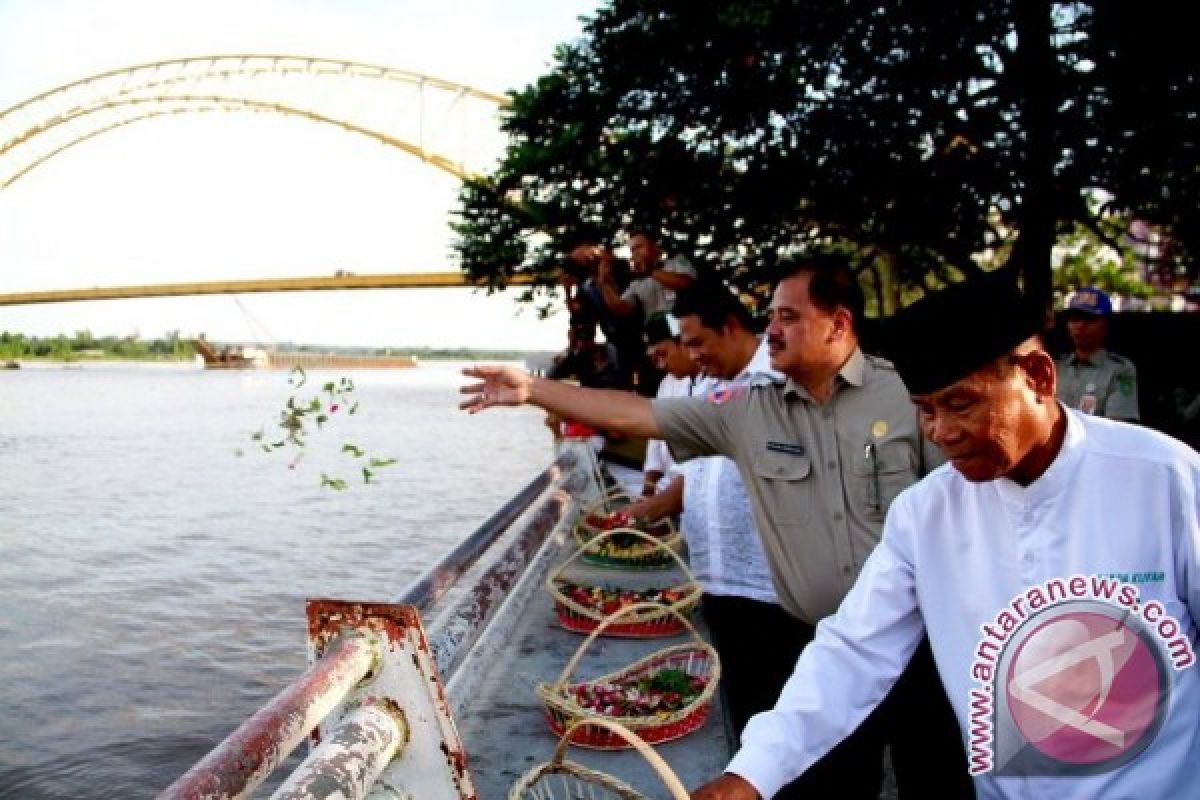 BPBD-HMI Doa Bersama Kenang Ambruknya Jembatan Kartanegara