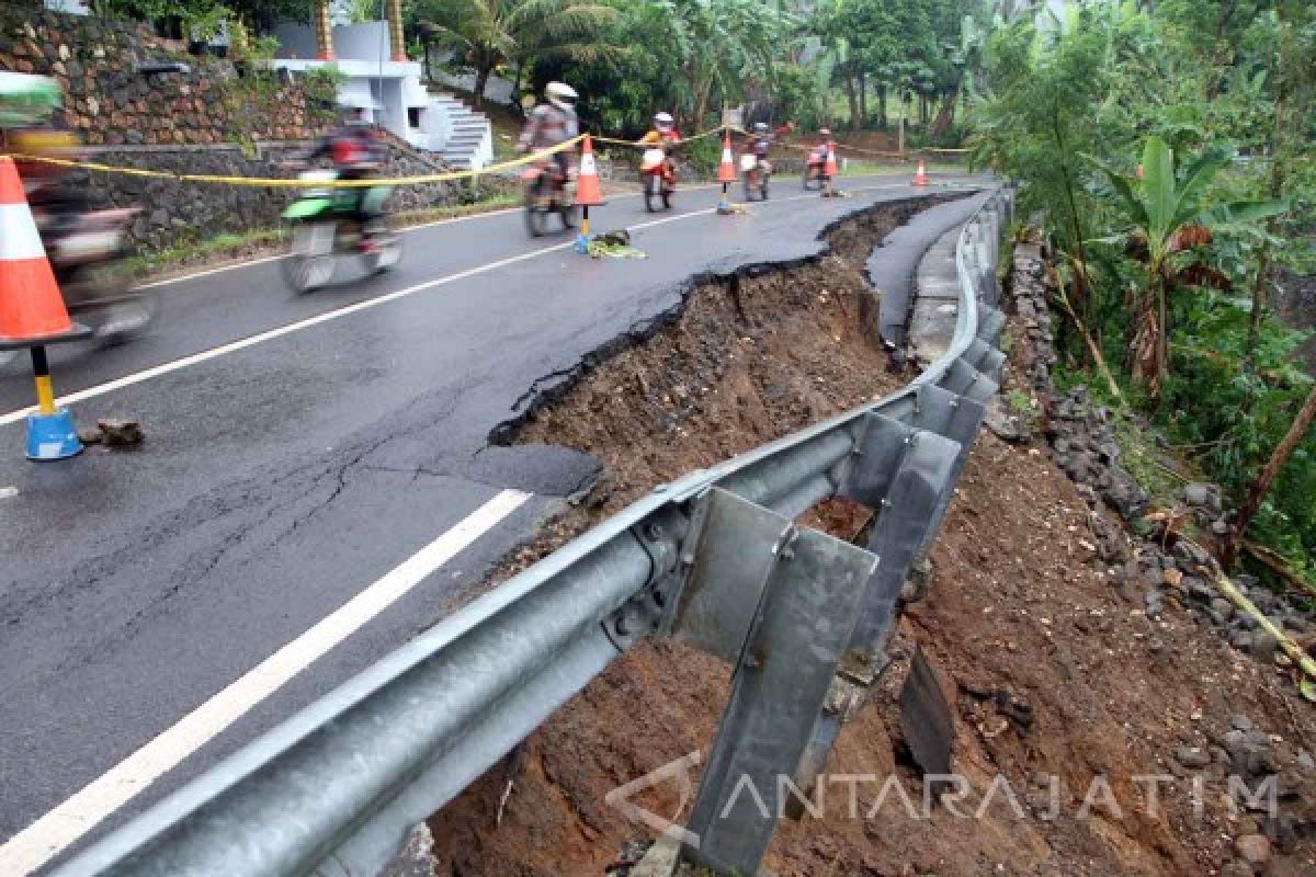 Jalur Trenggalek-Ponorogo Retak Terdampak Longsor