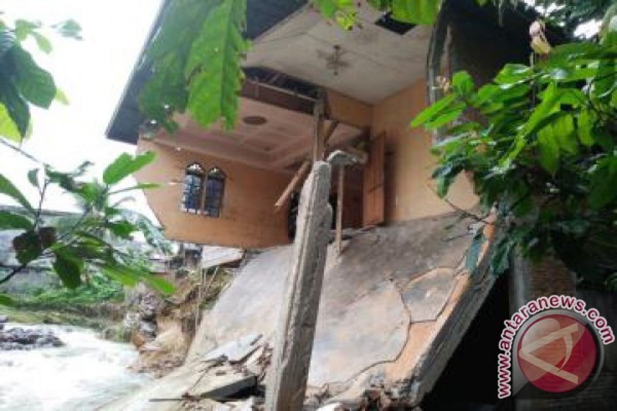 Banjir Rusak Rumah dan Dek Penahan