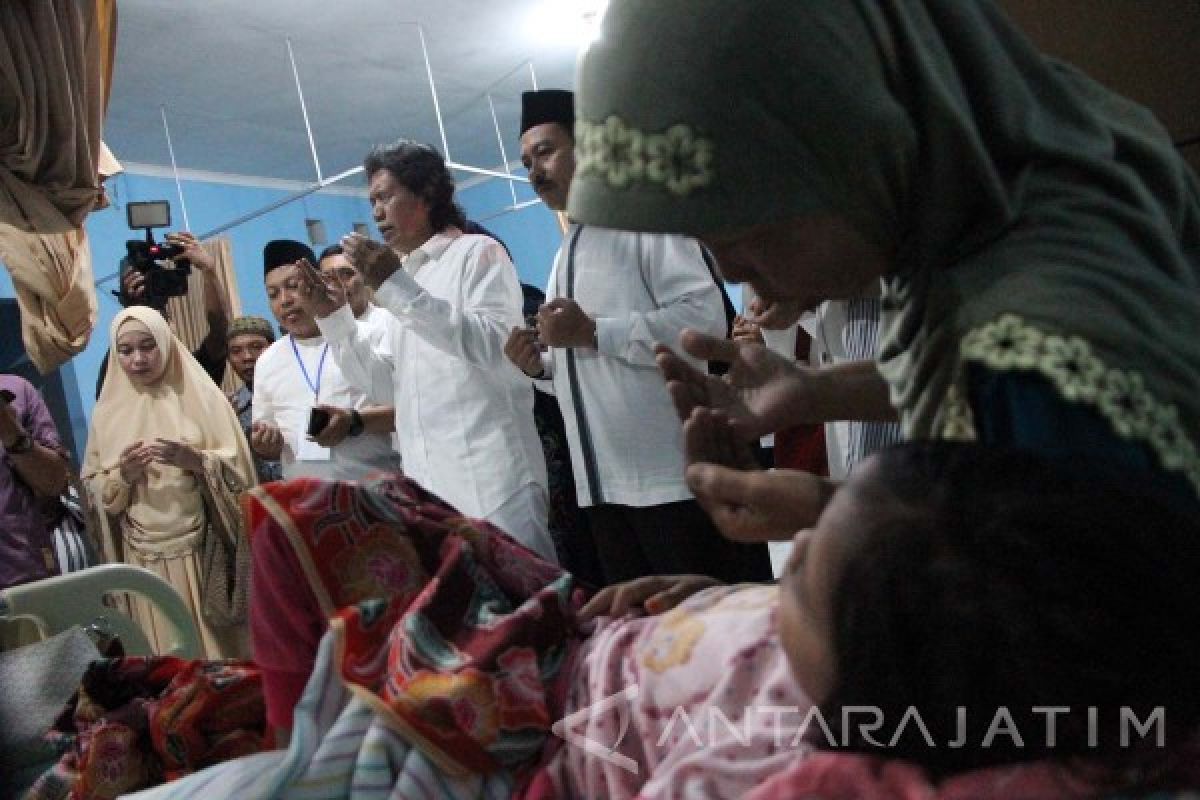 Cak Nun Besuk Pasien Rawat Inap RSUD Tulungagung