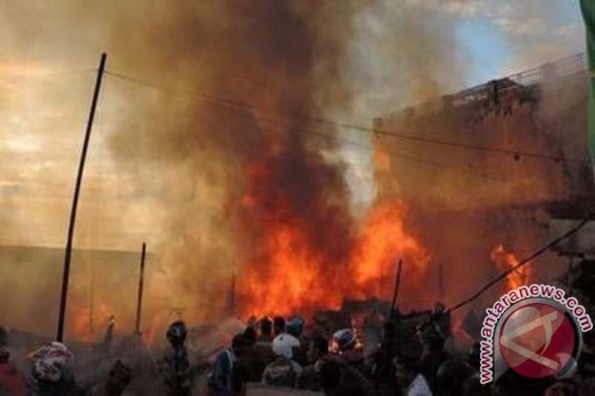 Ruko di tengah Pasar Oeba Kupang terbakar
