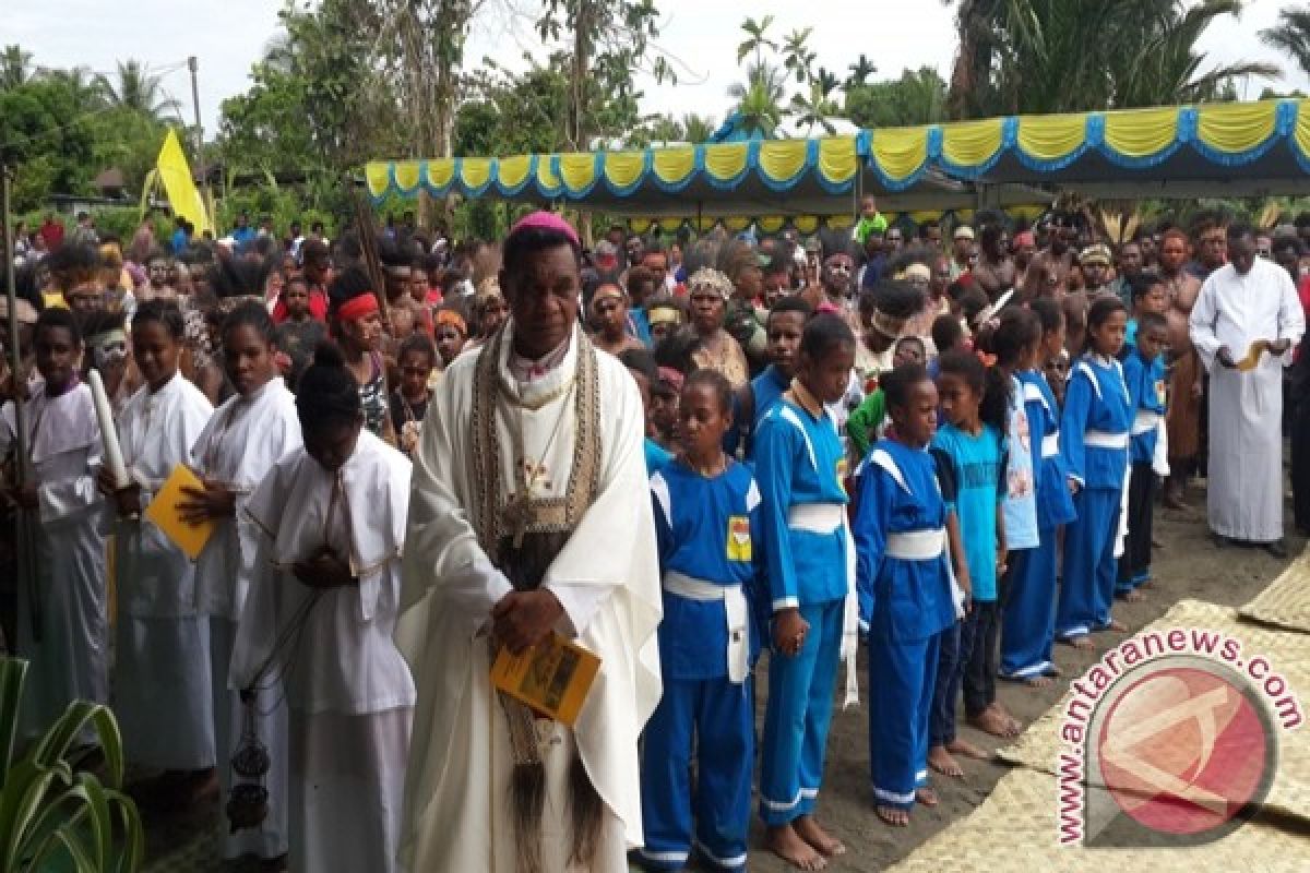 Umat Katolik Timika sumbang dana pembangunan gereja