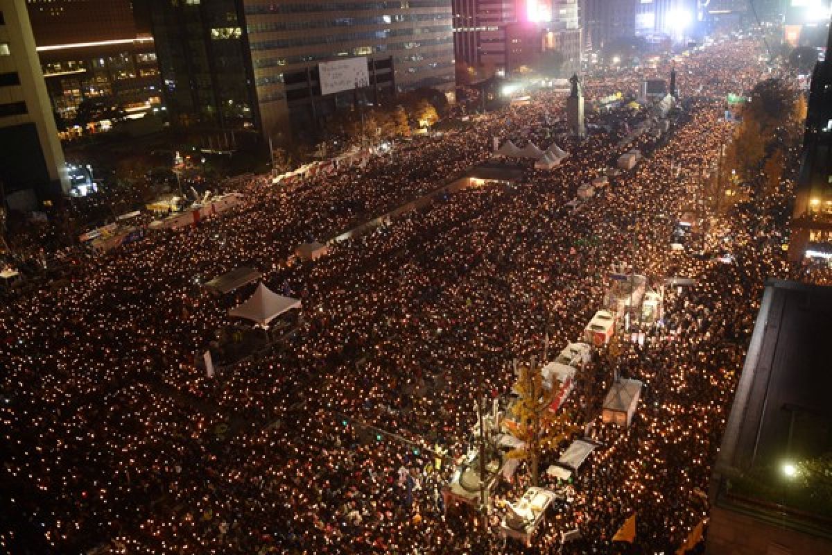 Ratusan ribu demonstran tuntut pencopotan Presiden Korsel segera