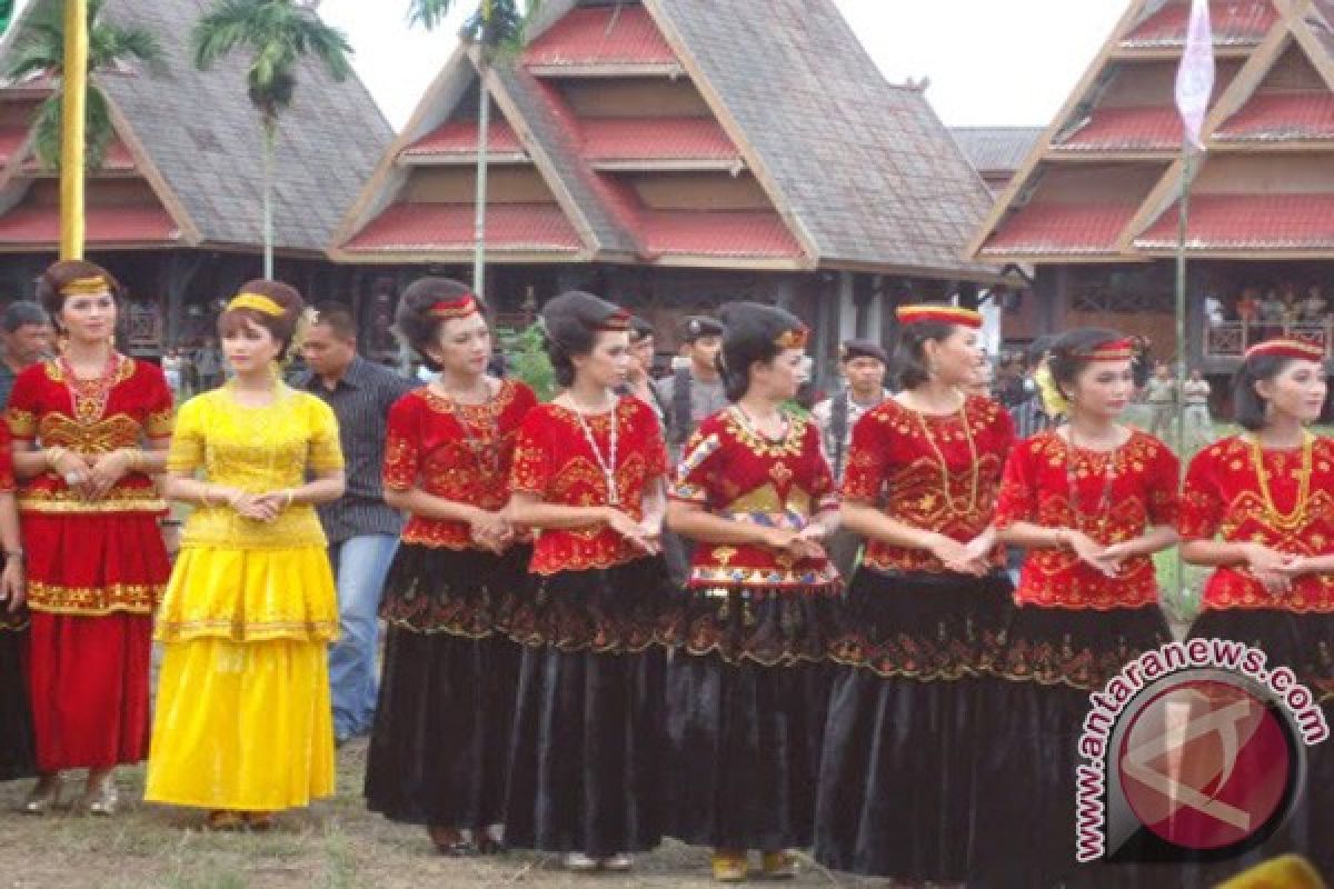Kemenpar Kenalkan Pakaian Adat Poso Ke Mancanegara