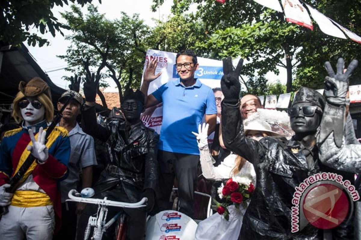 Sandiaga Uno joget bareng ondel-ondel