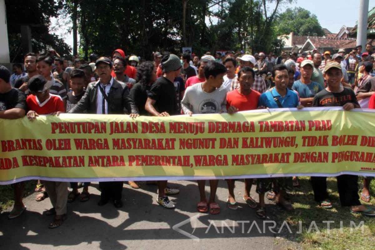 Ratusan Warga Tulungagung Blokade Jalan Dermaga Penyeberangan (Video)