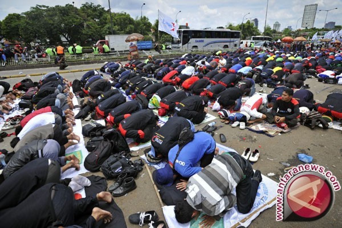 Shalat Jumat Di Jalan Haram