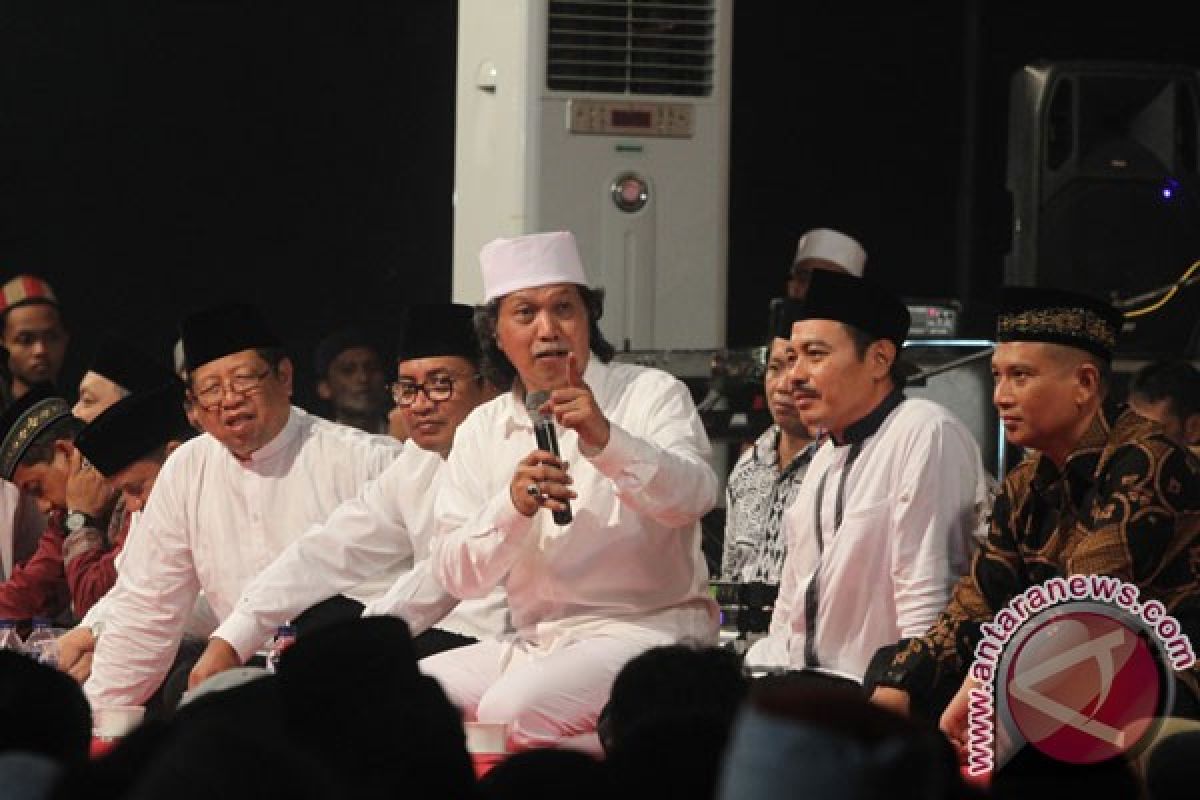 Cak Nun: bangsa bahagia lihat di Surabaya