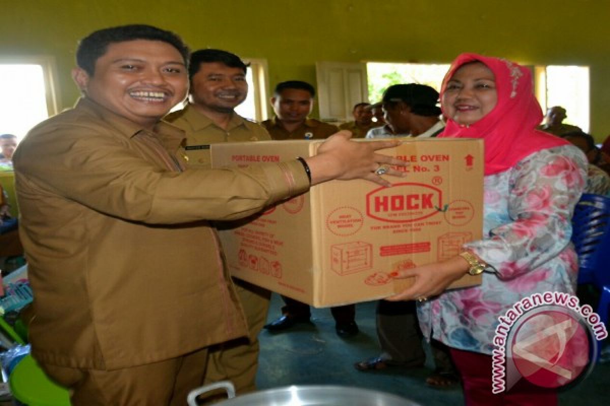 Pemkab Gorontalo Serahkan Bantuan Penciptaan Wirausaha Baru