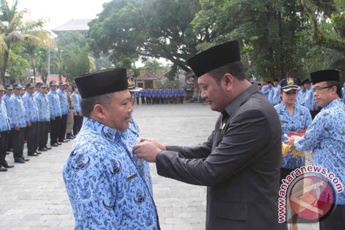 498 PNS Gianyar Terima Penghargaan