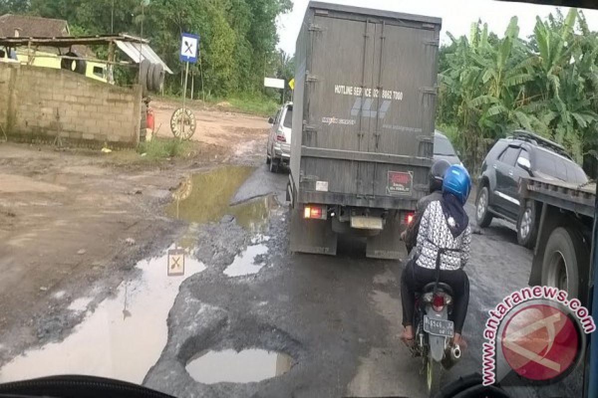 Jalan Lintas Palembang - Jambi rusak sebabkan kemacetan 