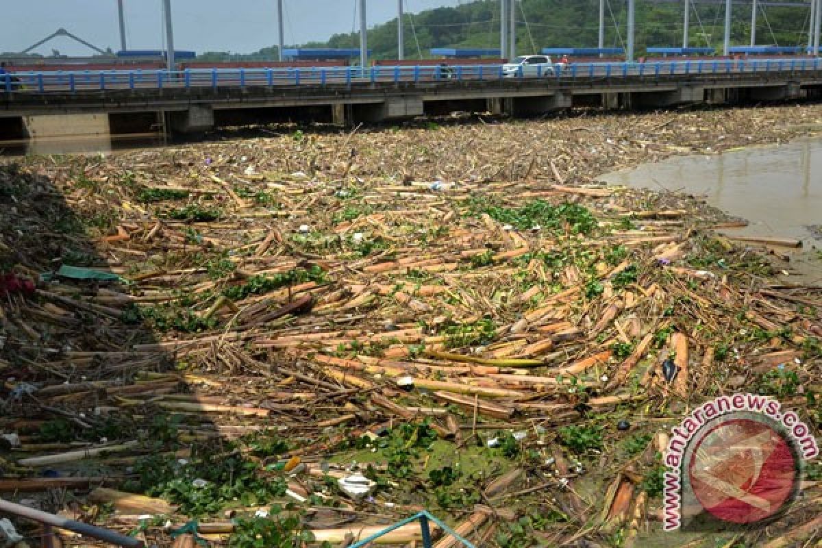 Bantaran Sungai Palu jadi tempat sampah raksasa